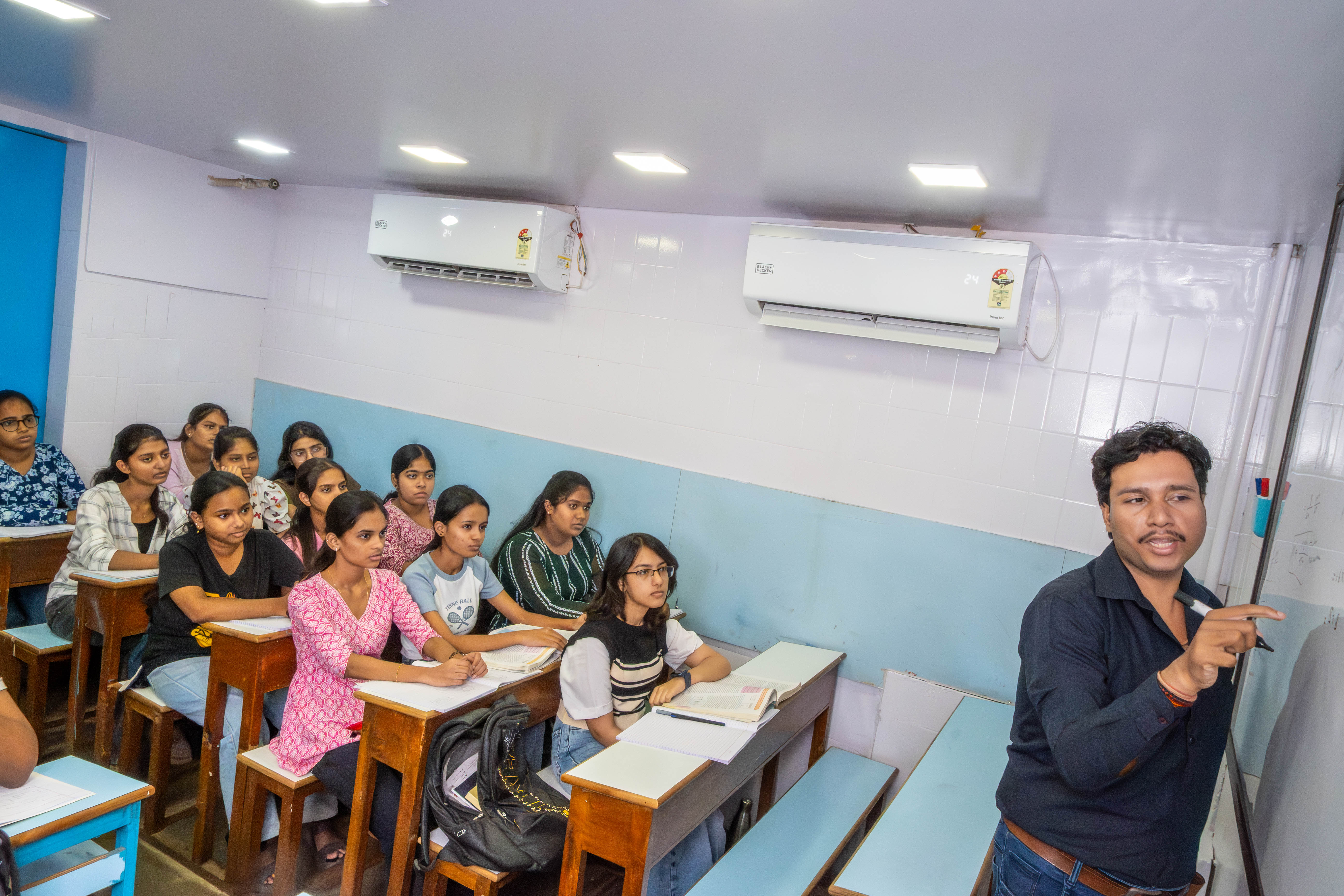Faculty teaching NEET batch